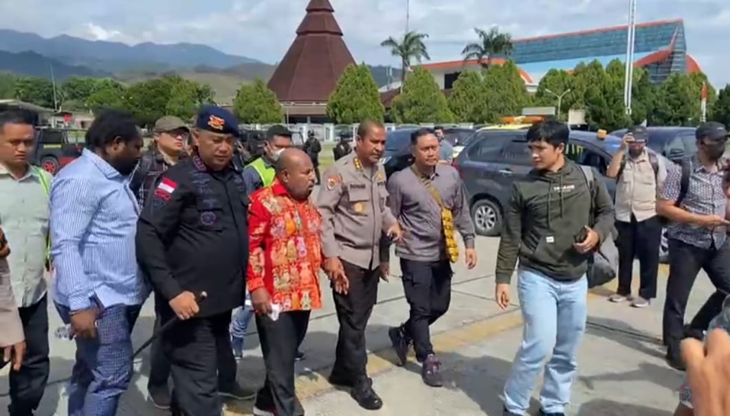 gubernur-papua-lukas-enembe-ditangkap-kpk-simpatisan-mengamuk